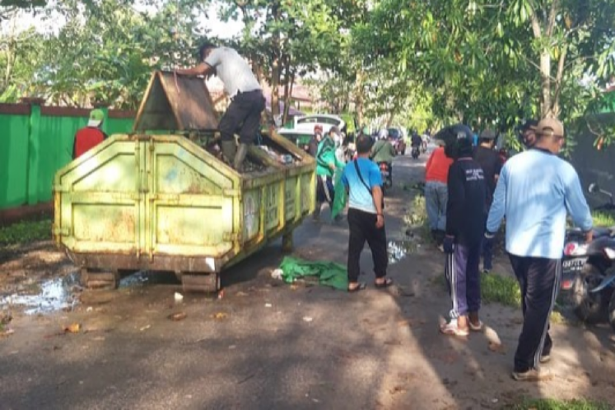 Membuang sampah sembarangan di Sampit diberi sanksi adat