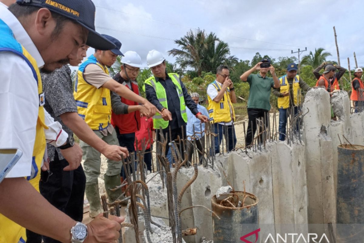Komisi V DPR RI tinjau pembangunan penahan tebing Sungai Kapuas