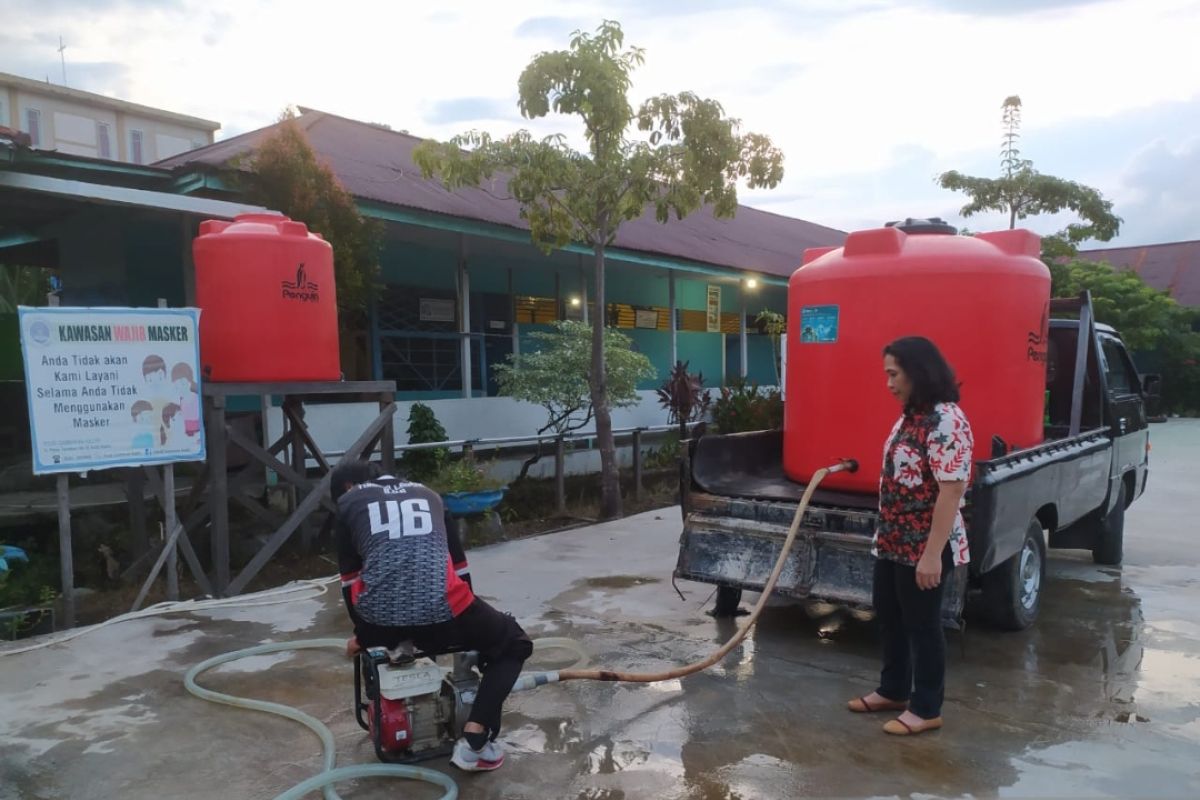 Perumdam Tirta Senentang Sintang suplai air bersih untuk korban banjir