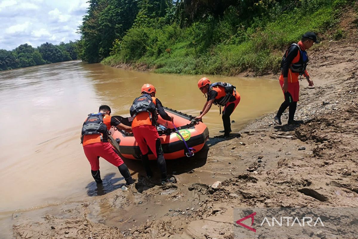 Basarnas cari sopir mobil sawit yang tenggelam di sungai