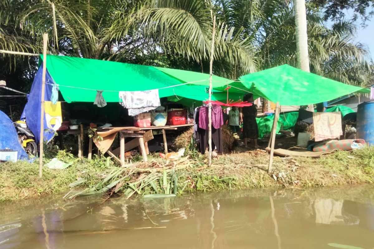 70 KK  di Desa Sengkuang Merabong mengungsi butuh bantuan