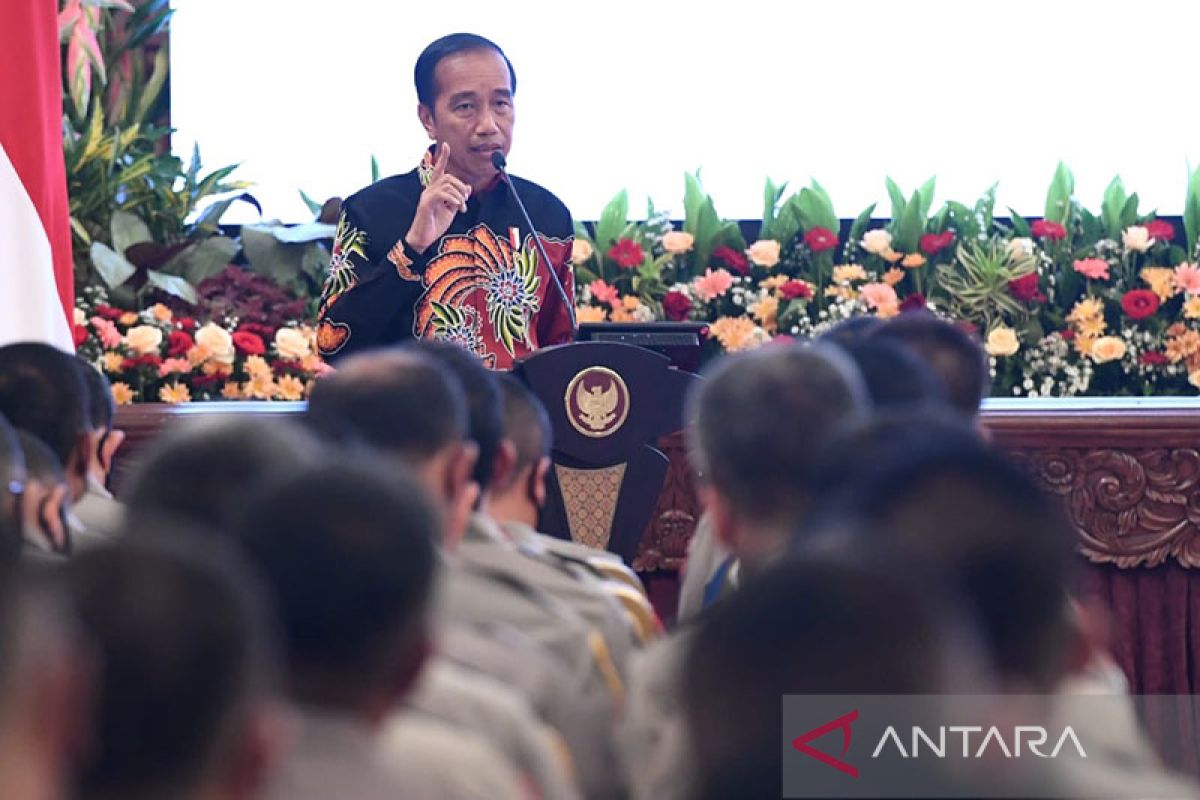 Jokowi minta Polri kerja keras kembalikan kepercayaan masyarakat