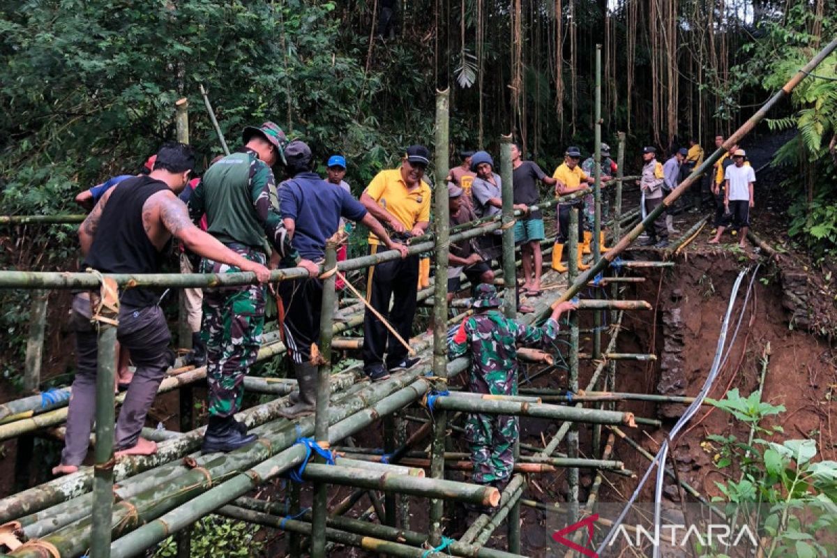 TNI-Polri dan warga bangun jembatan baru di Bangli
