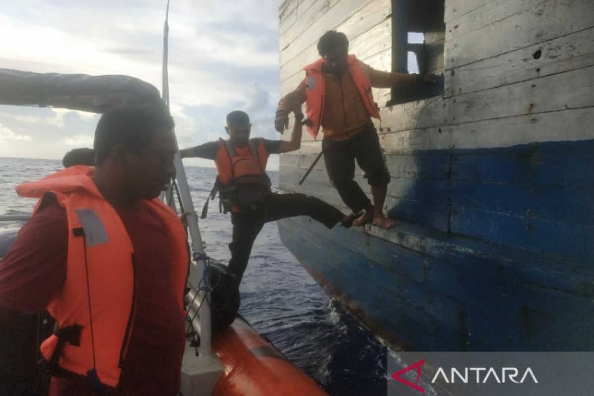 Basarnas evakuasi penumpang kapal mati mesin di Wakatobi