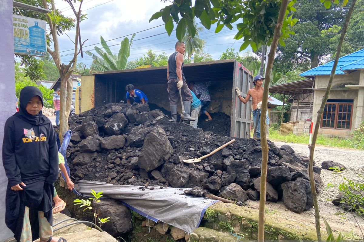 Truk angkut batu bara terbalik di jalan Mantimin