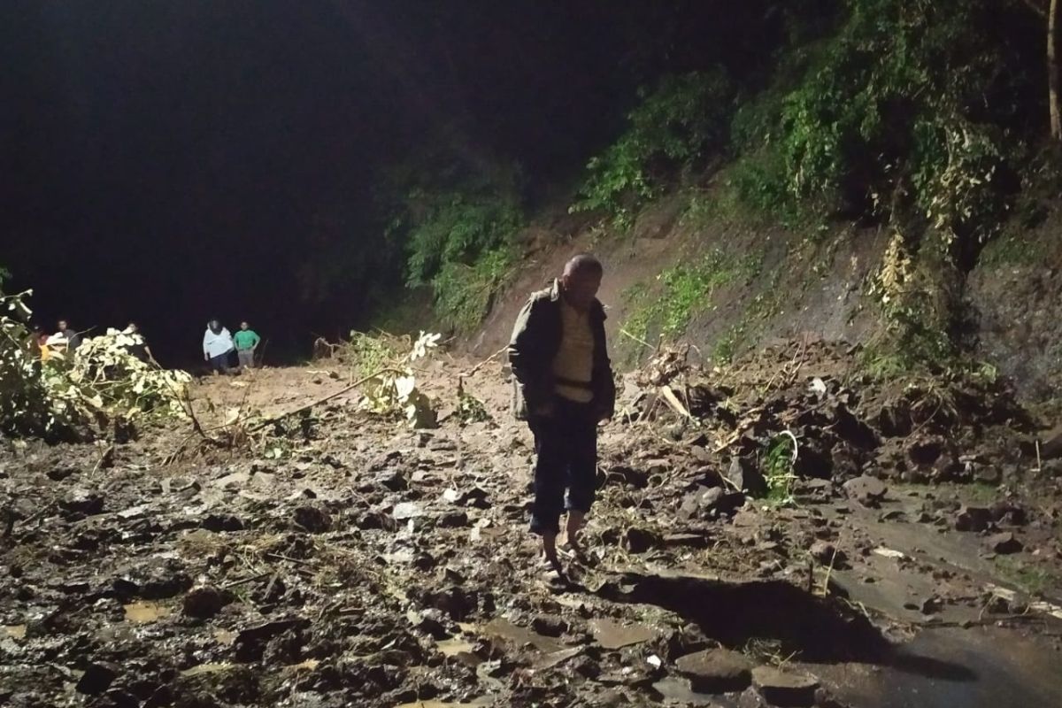 Akses jalan Senggigi-Malimbu masih tertutup total akibat longsor