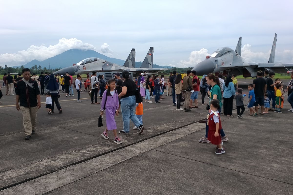 Warga menyambut baik Static Show pesawat TNI AU di Lanud Sam Ratulangi