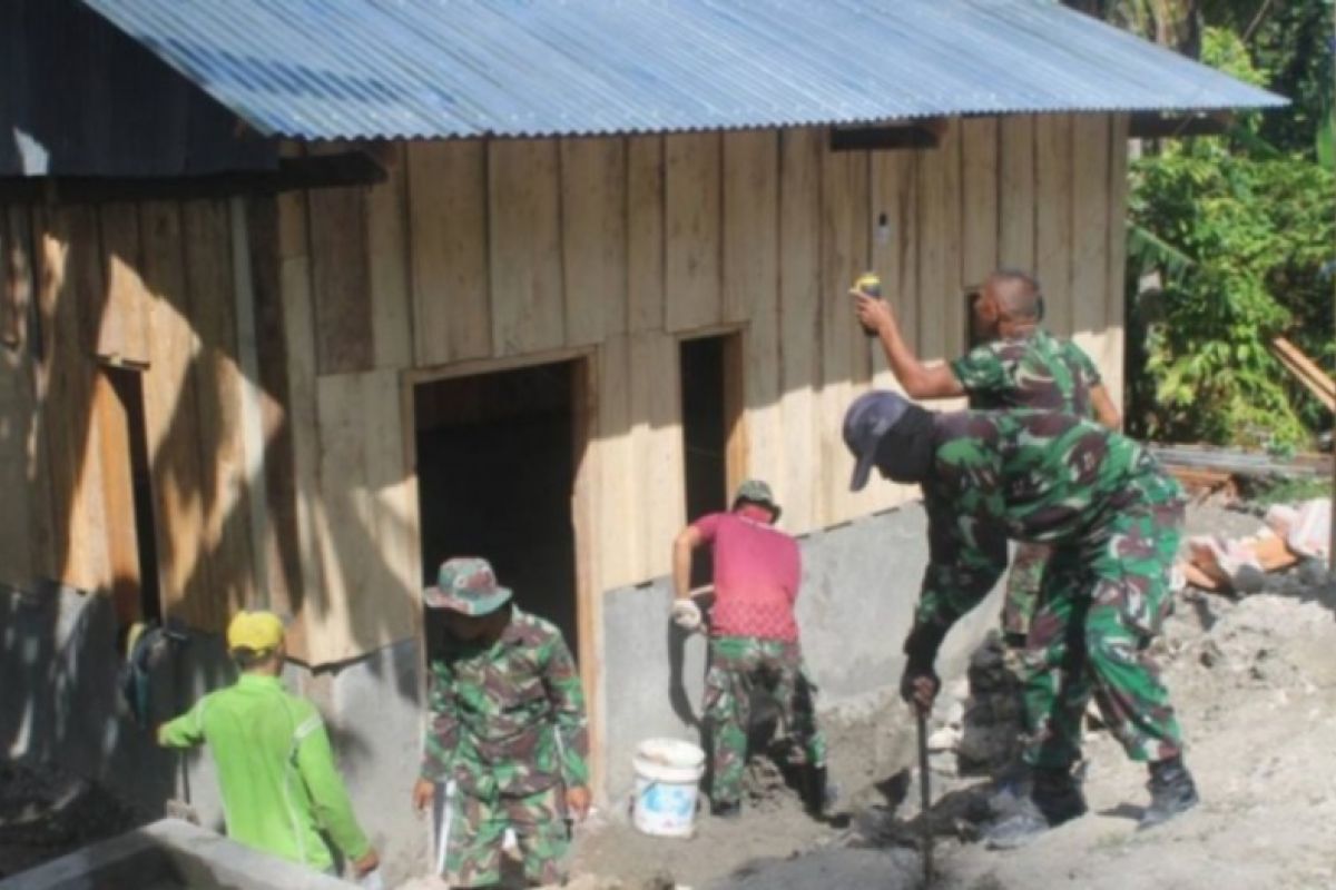 Rumah warga miskin di Majene direhabilitasi lewat program TMMD