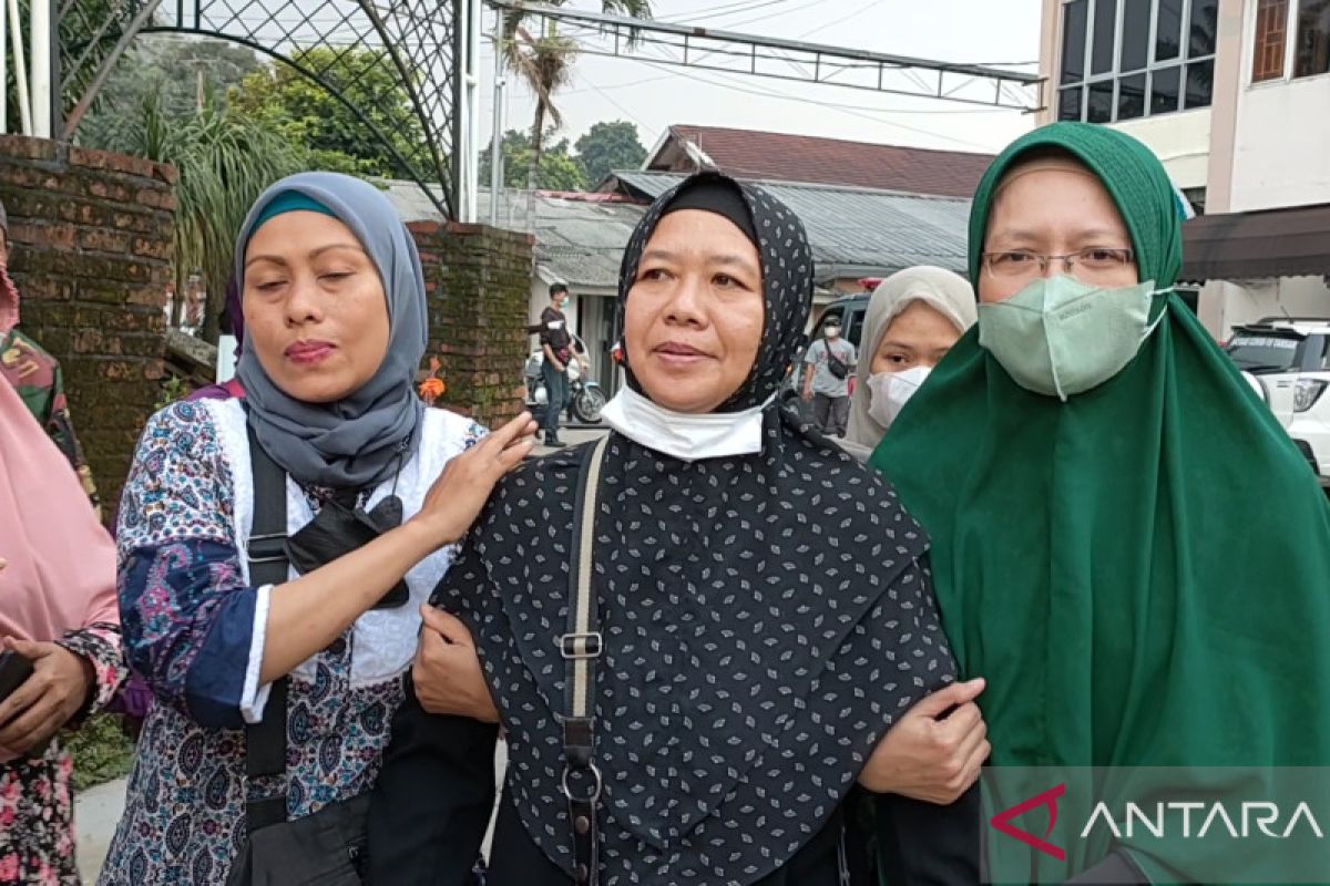 Keluarga sambut kedatangan jenazah mahasiswi IPB Adzra di RSUD Bogor
