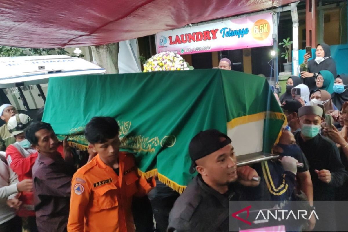 Jenazah Adzra Nabila dimakamkan dekat rumah duka Minggu malam