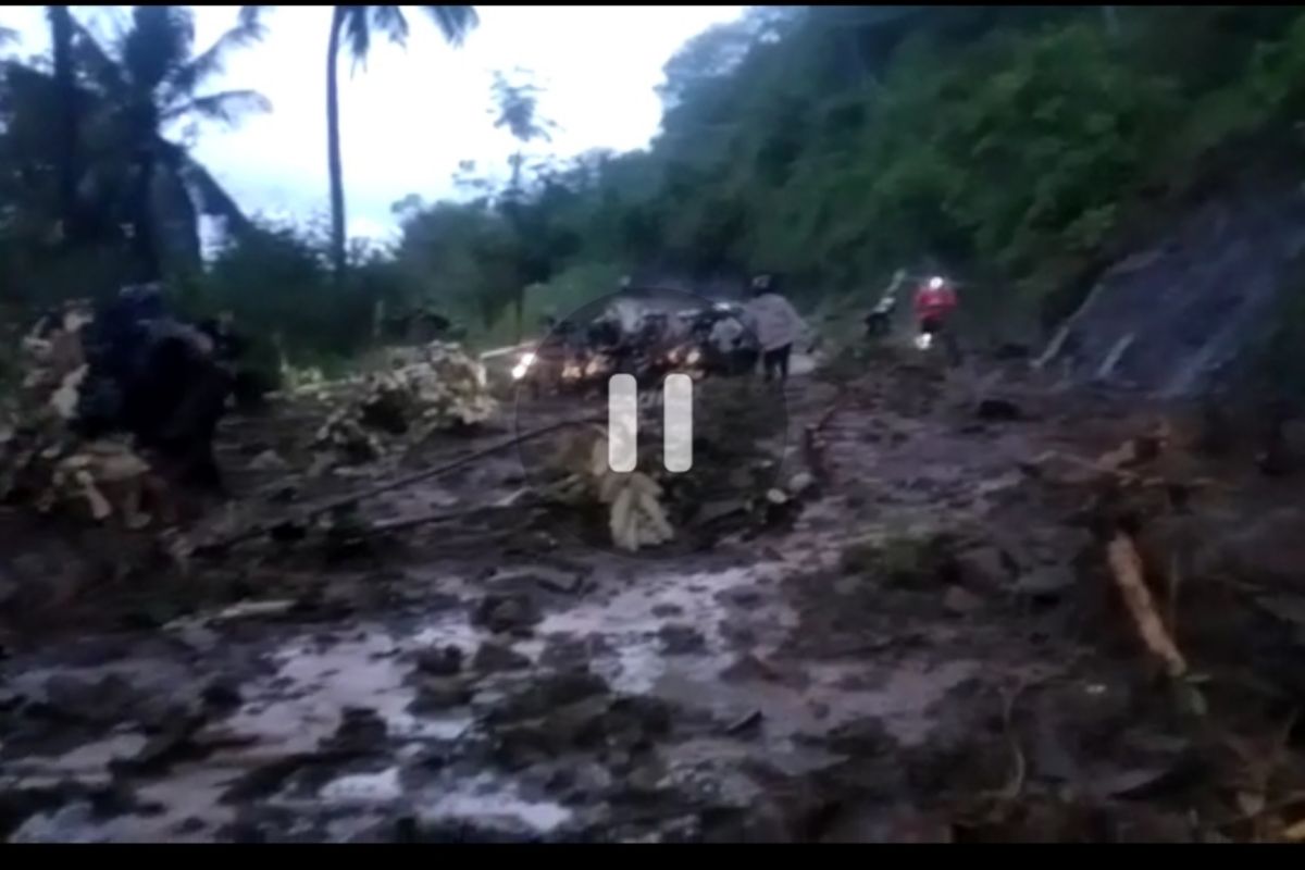 Ruas jalan Lombok Barat-Lombok Utara terputus akibat longsor