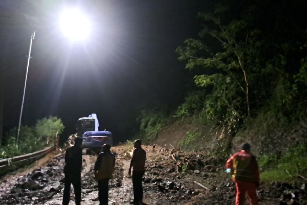 Pagi ini jalur wisata Senggigi-Pemenang masih tertutup longsor