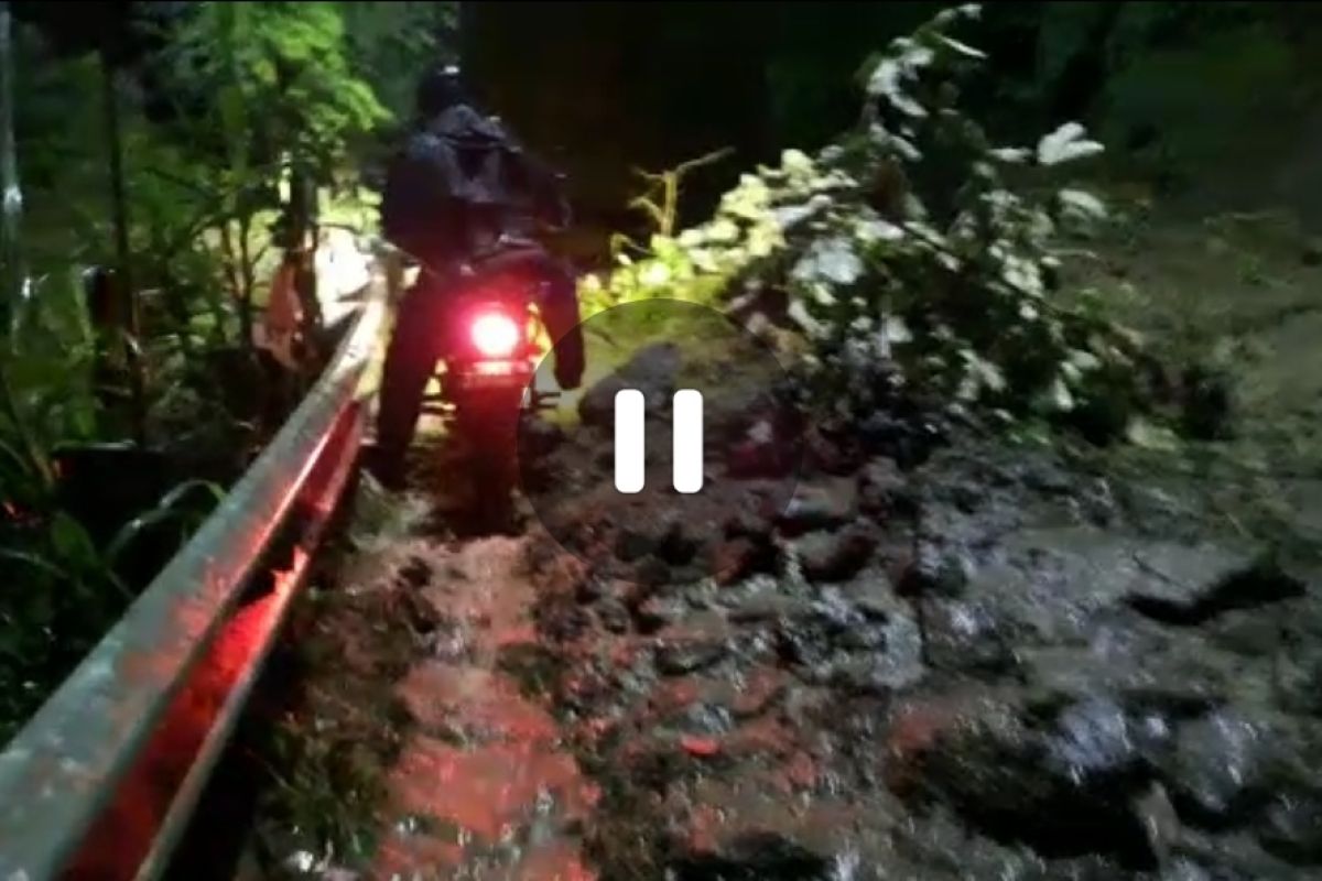 Video kondisi jalur wisata Senggigi-Malimbu terputus akibat longsor