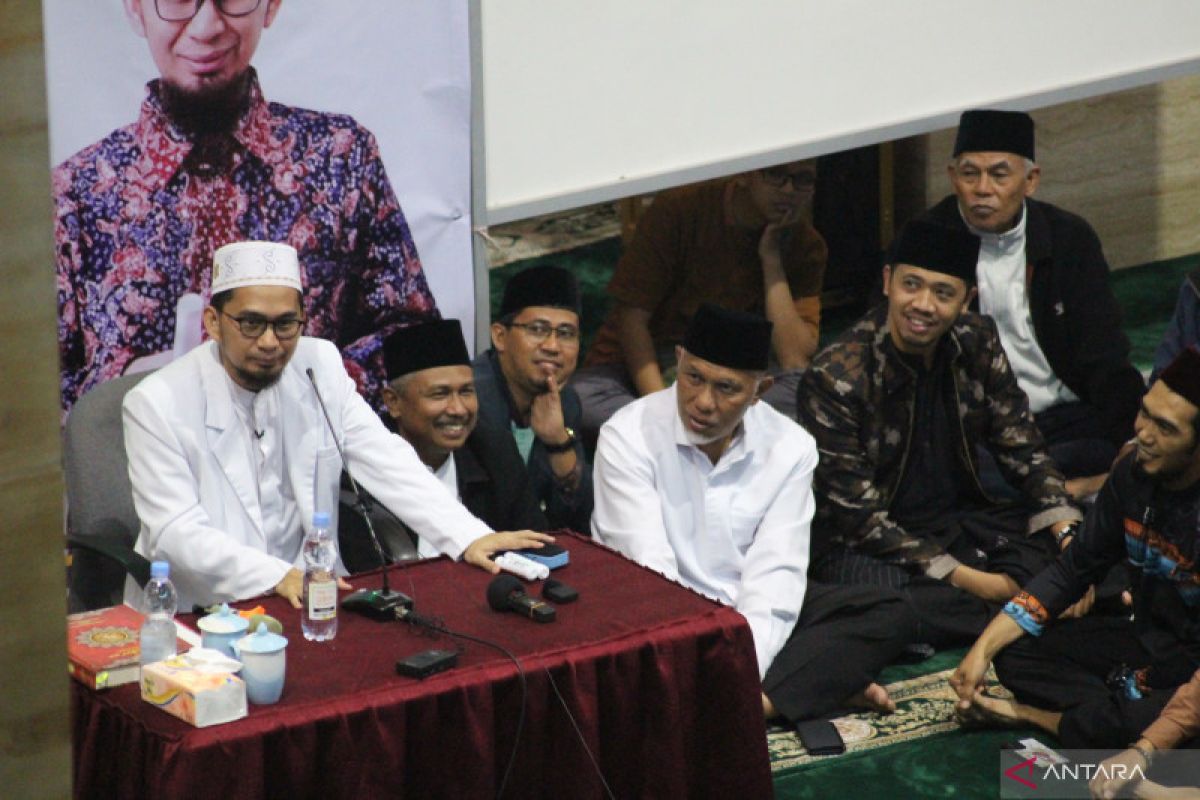 Ustadz Adi Hidayat apresiasi Wako Bukittinggi berikan modal tanpa bunga ke warga