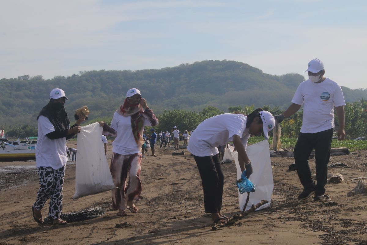 Wamen KLHK ajak warga minimalisasi sampah di Labuan Bajo