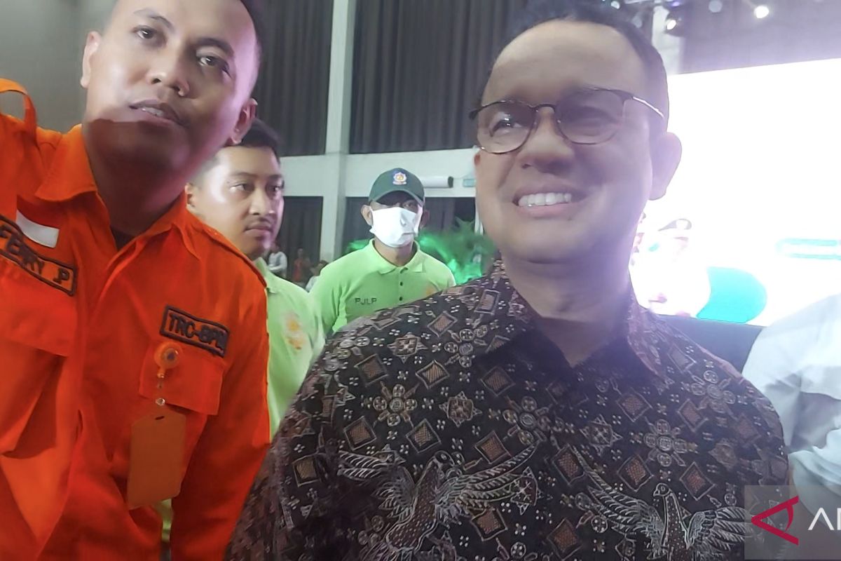 Anies kenang saat kenakan baju dinas petugas lapangan