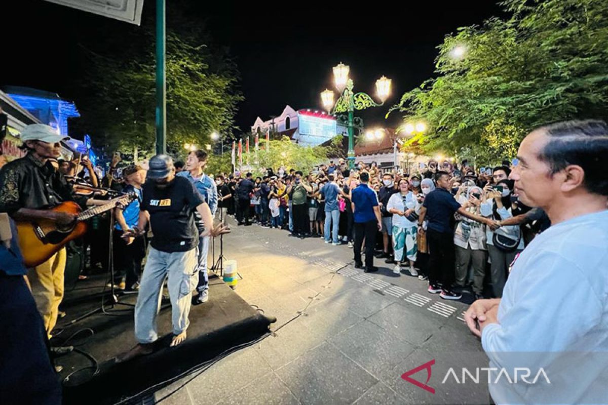 Presiden Jokowi nikmati musik jalanan di Malioboro