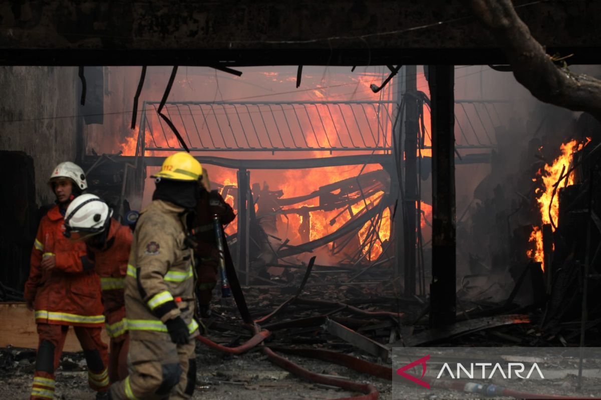 Toko karpet di Surabaya terbakar