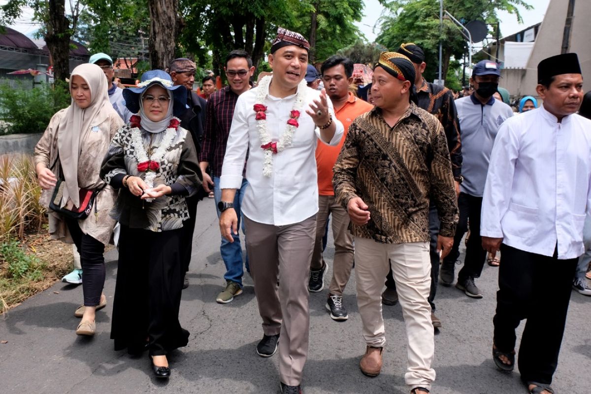 Wali Kota Eri ikut meriahkan pawai sedekah bumi di Tandes Surabaya