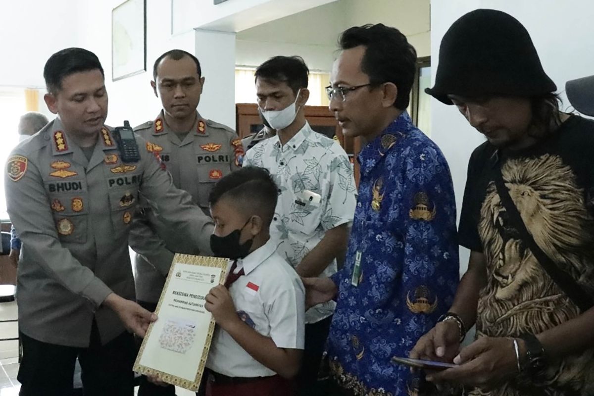 Polresta Malang Kota beri beasiswa kepada anak korban tragedi Kanjuruhan