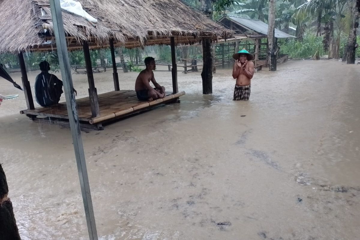 Puluhan rumah warga di Lombok Tengah terendam banjir