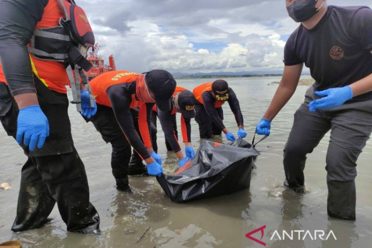 Tim SAR kembali temukan satu pemukat ikan tewas di Teluk Kendari