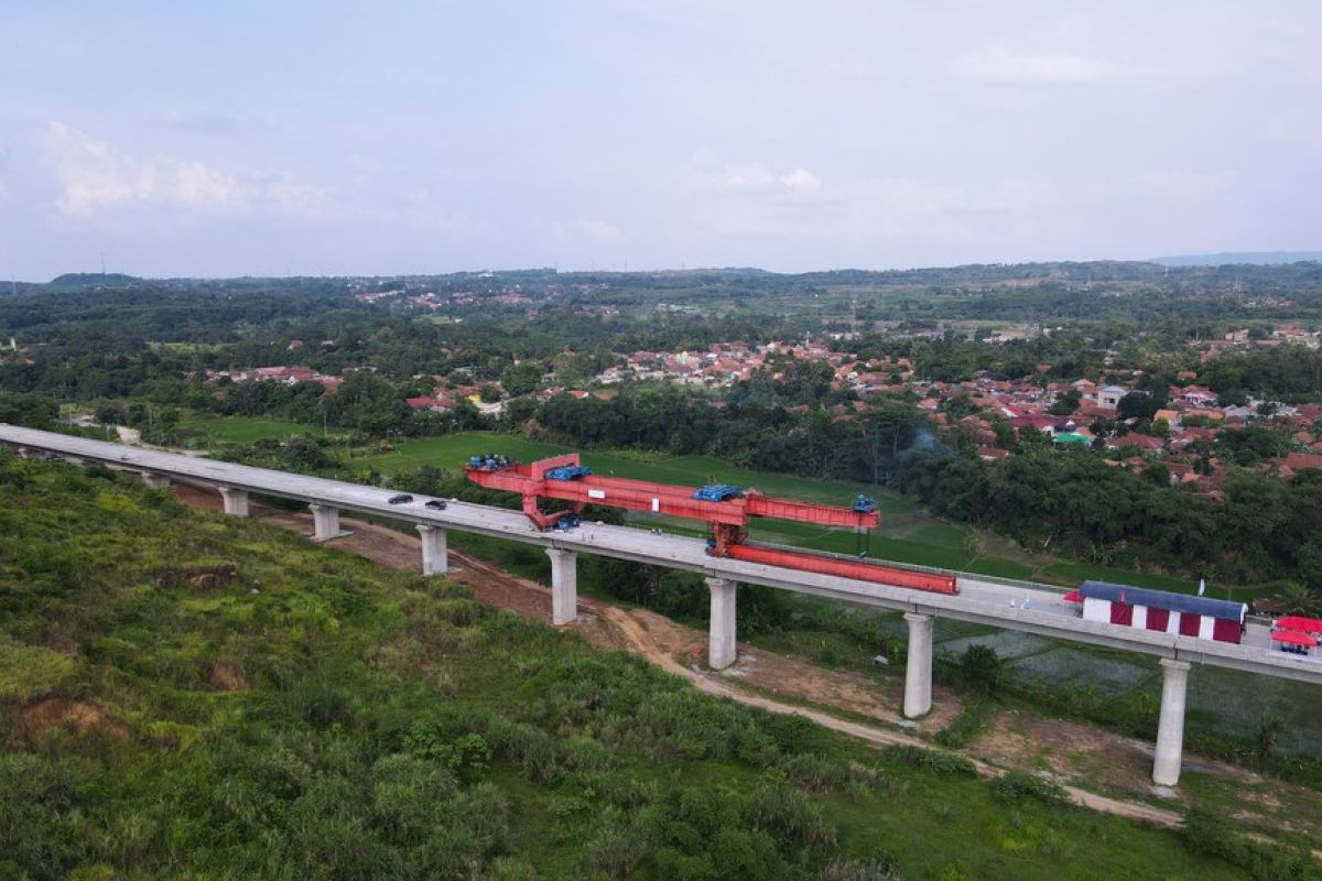 Pekerjaan pemasangan box girder di sepanjang jalur KCJB rampung