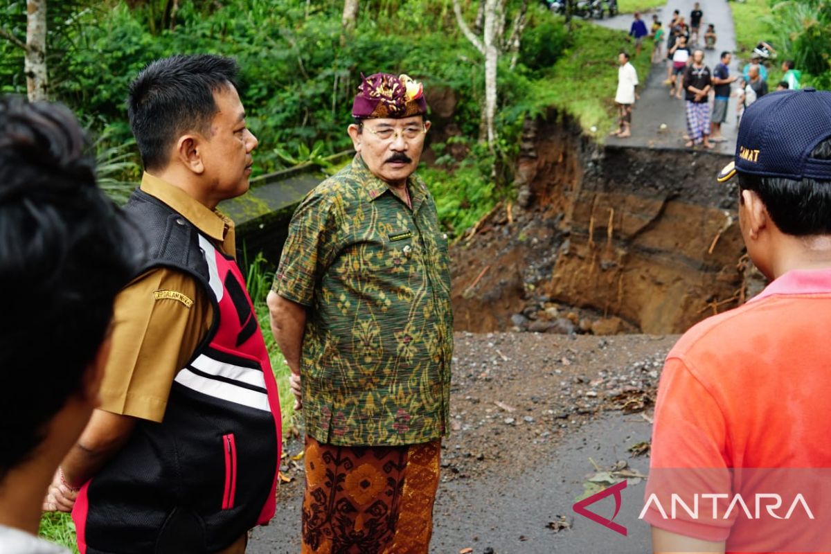 Wabup Karangasem minta camat data korban terdampak tanah longsor