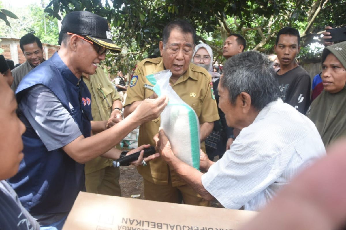Bupati Lombok Utara menyerahkan bantuan bagi korban banjir dan longsor