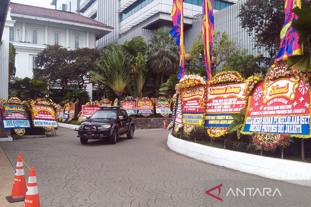 Karangan bunga hiasi Balai Kota Jakarta sambut pelantikan Heru