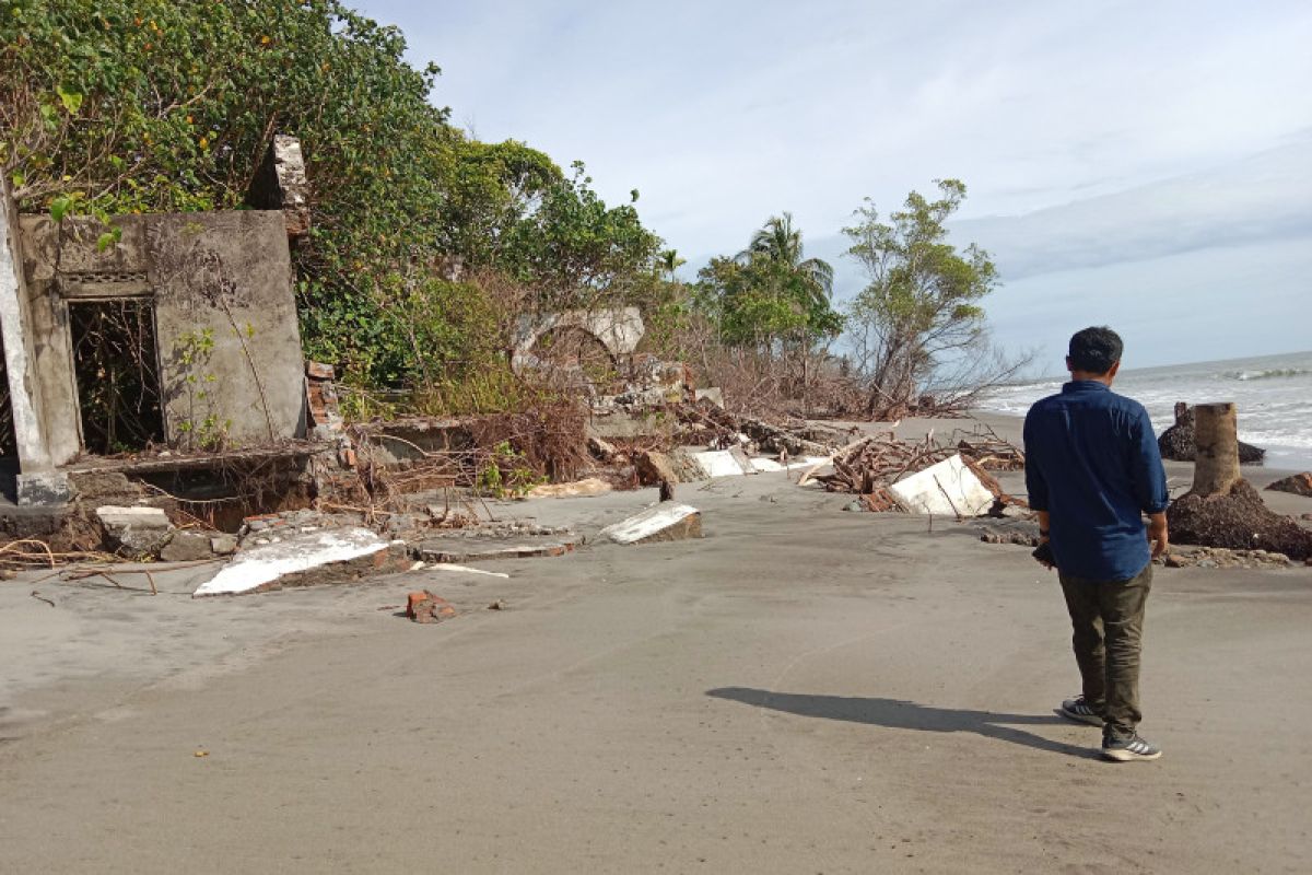 592 rumah di Tiku Lima Jorong Agam ambruk akibat abrasi pantai