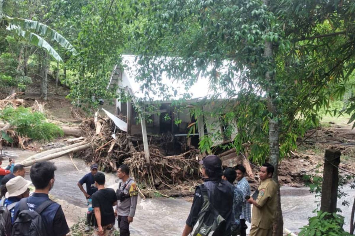 Korban banjir bandang di Lombok Utara butuh air bersih