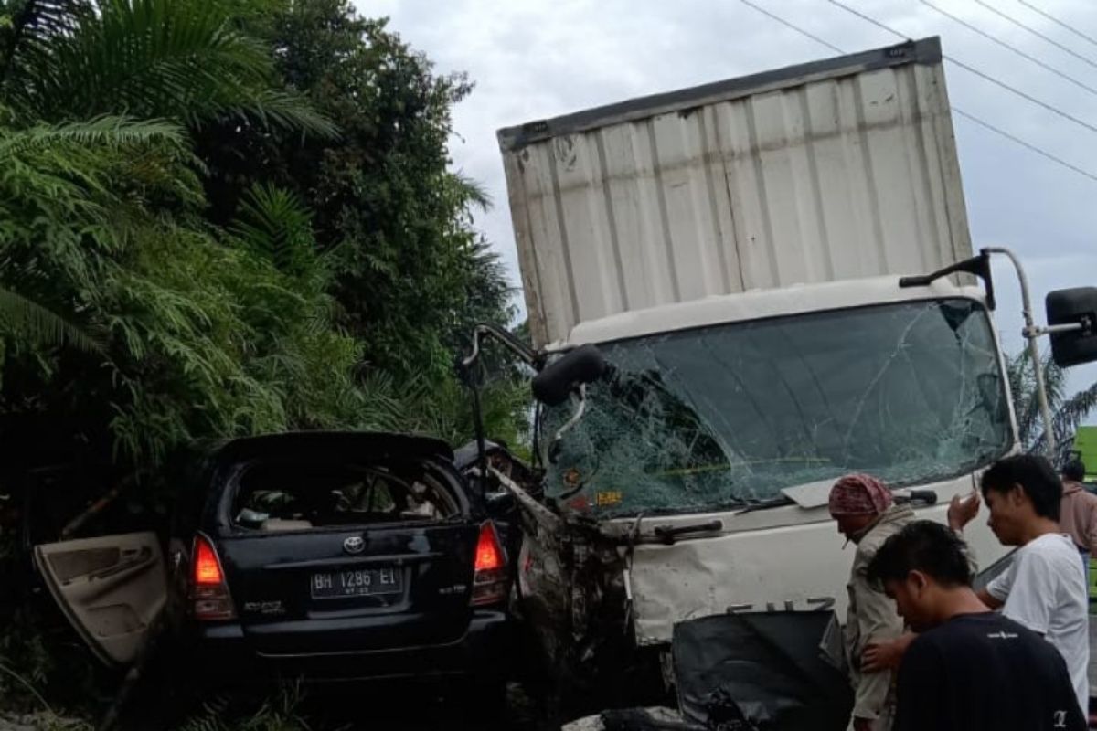 Terhimpit truk, pengemudi Innova tewas jalinsum Merlung
