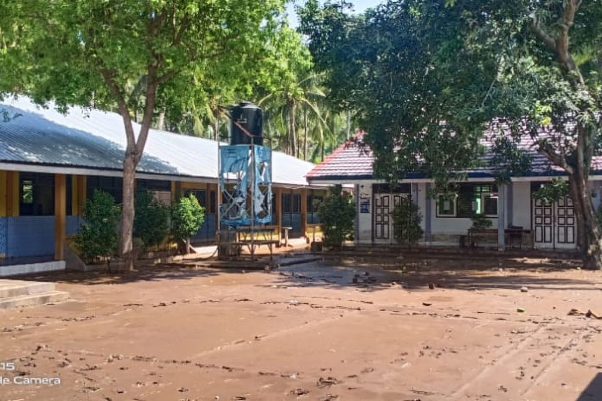 Bangunan SDN 4 Malaka Lombok Utara masih tertutup lumpur