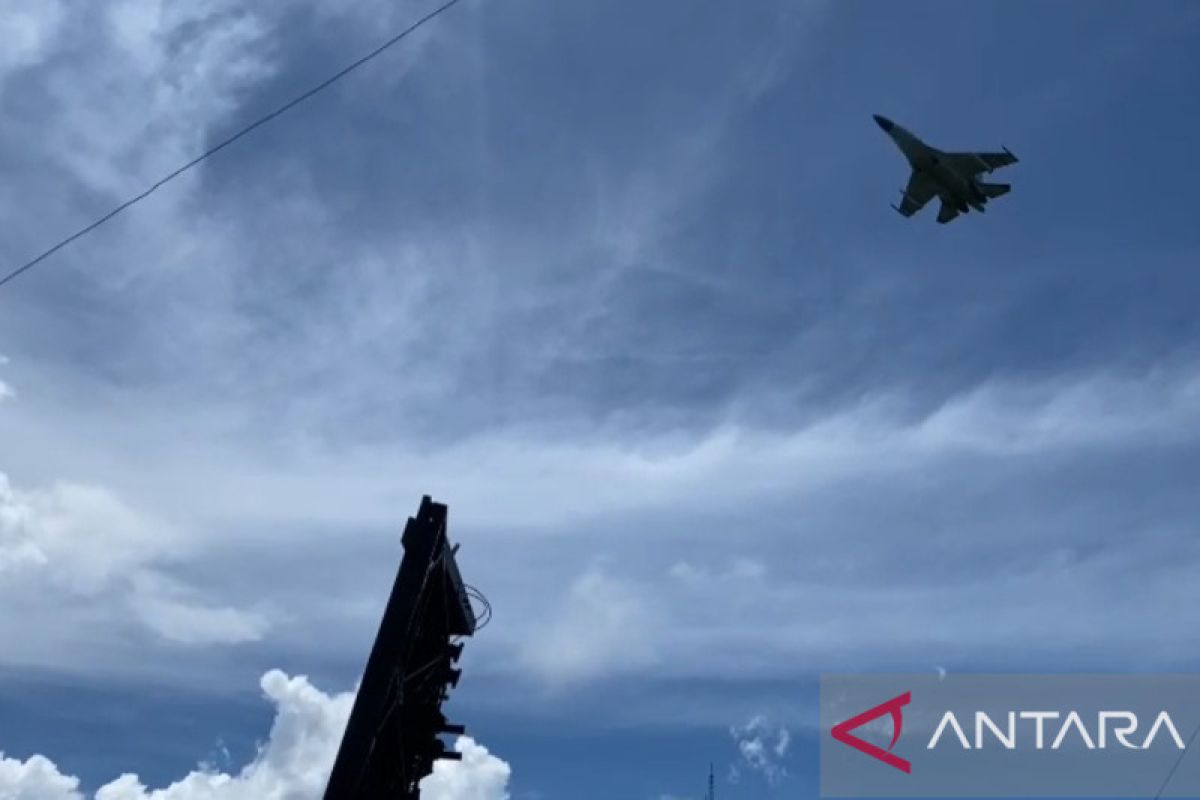 Warga antusias saksikan Sukhoi melintasi langit Gorontalo Utara