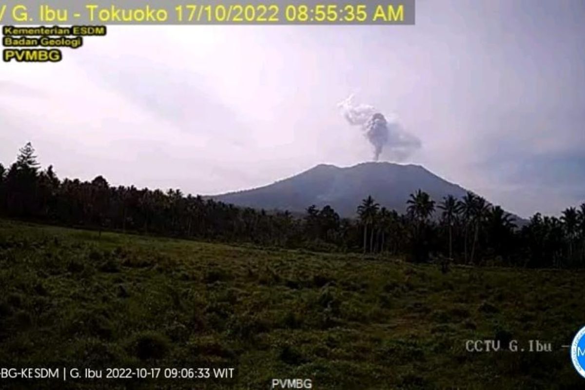 Gunung Ibu di Maluku Utara lontarkan kolom abu setinggi 800 meter