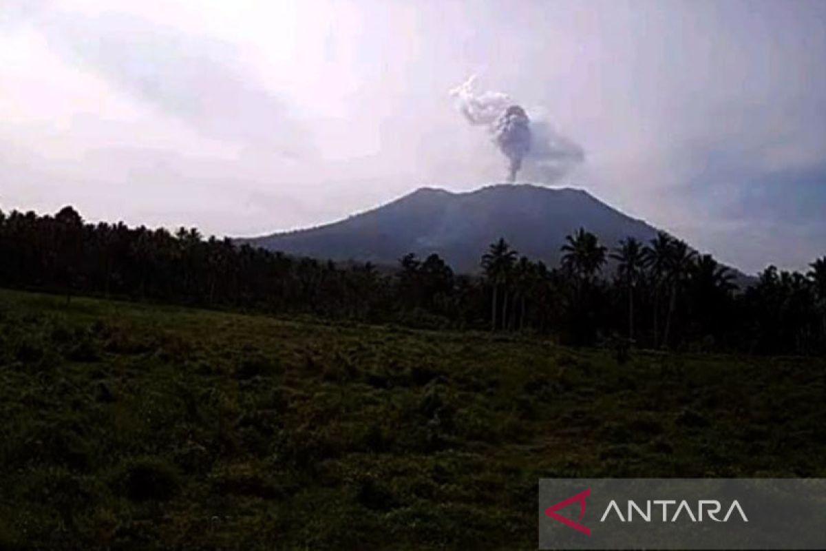 Gunung Ibu di Malut lontarkan kolom abu setinggi 800 meter