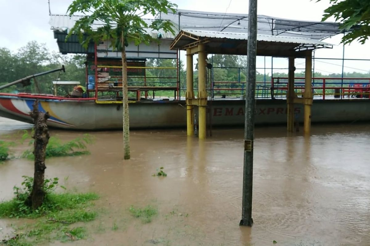 Terdampak banjir, jasa perahu penyeberangan di Sungai Brantas berhenti beroperasi