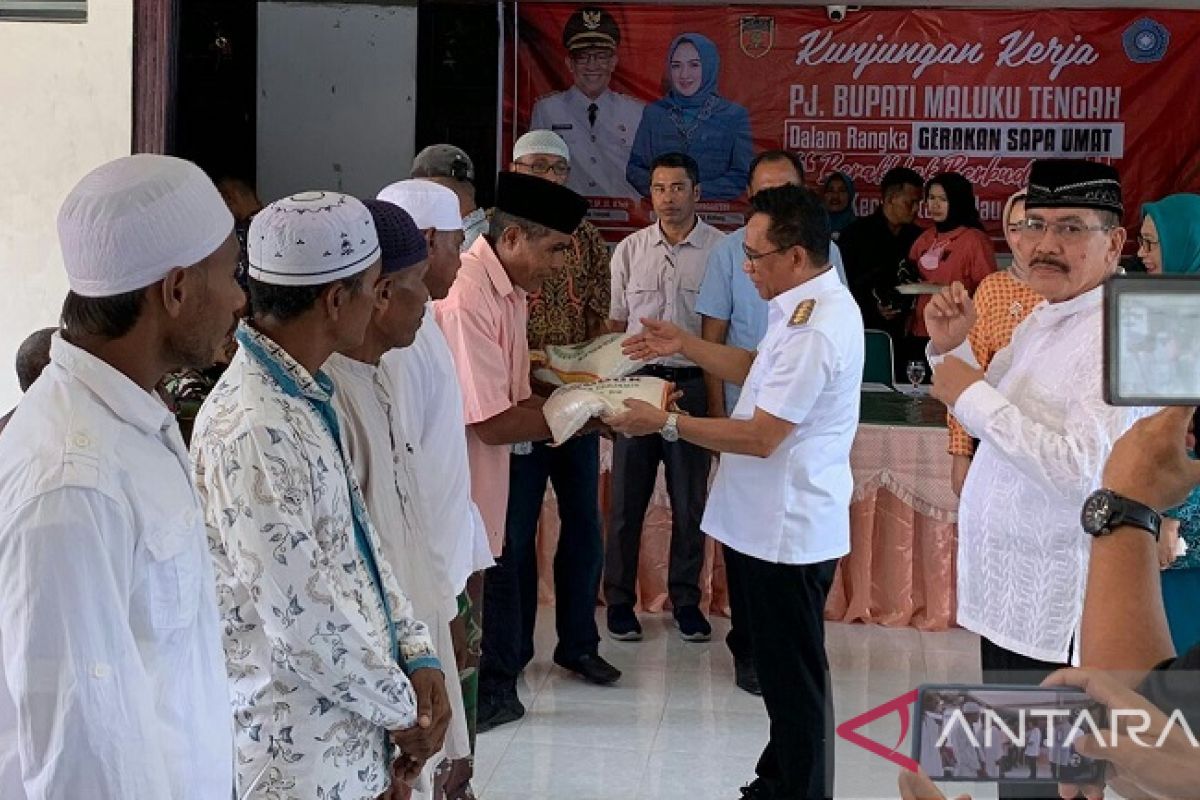 Pemkab Maluku Tengah salurkan bansos untuk warga Pulau Haruku