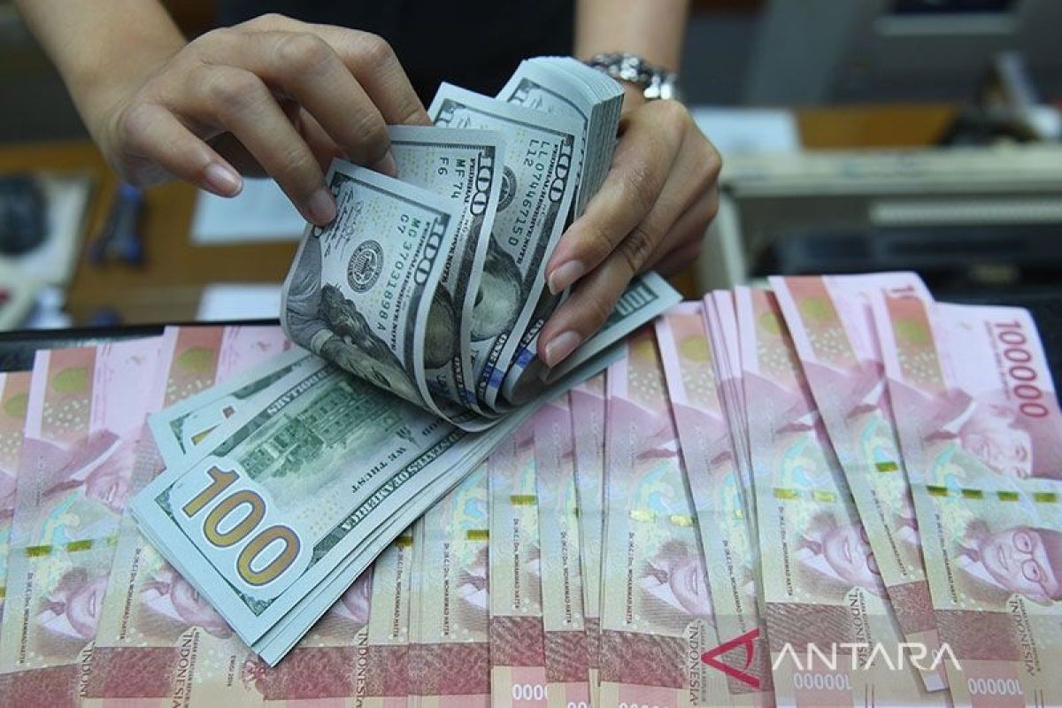 Rupiah menguat jelang pertemuan Bank Indonesia