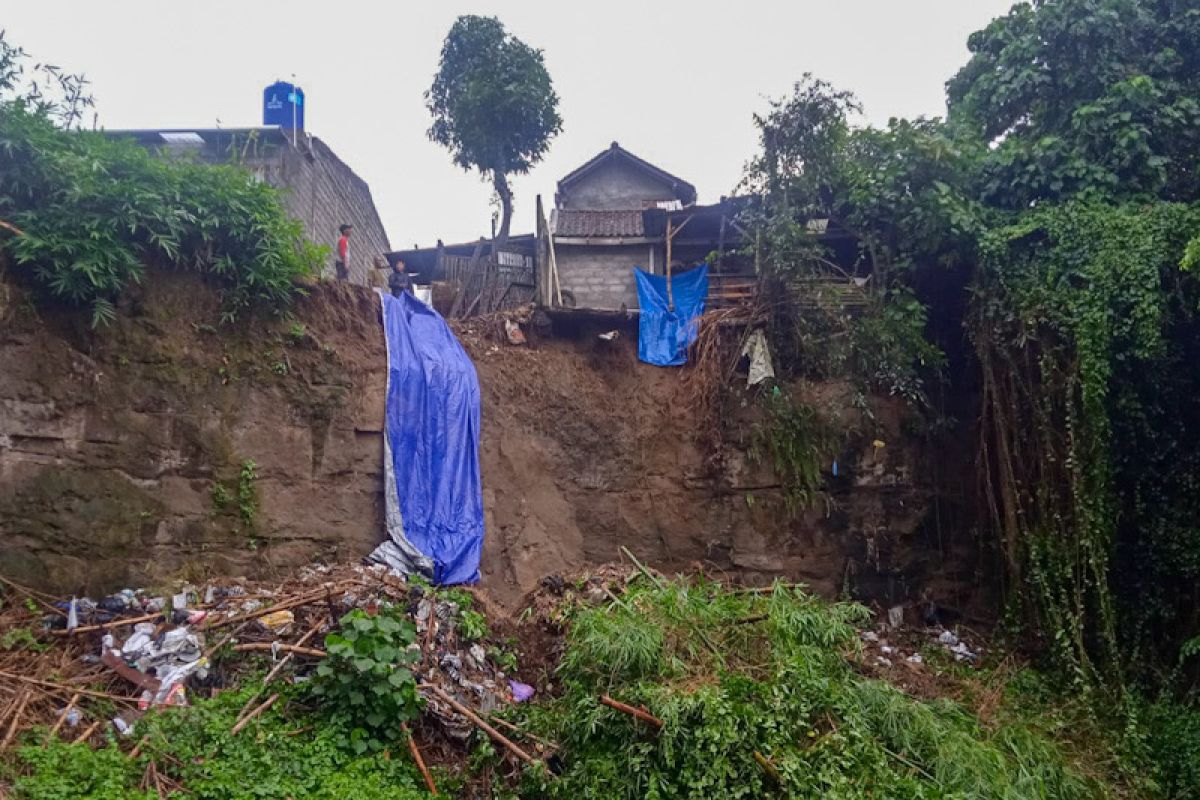 BPDB Yogyakarta ingatkan warga bantaran sungai atas potensi longsor