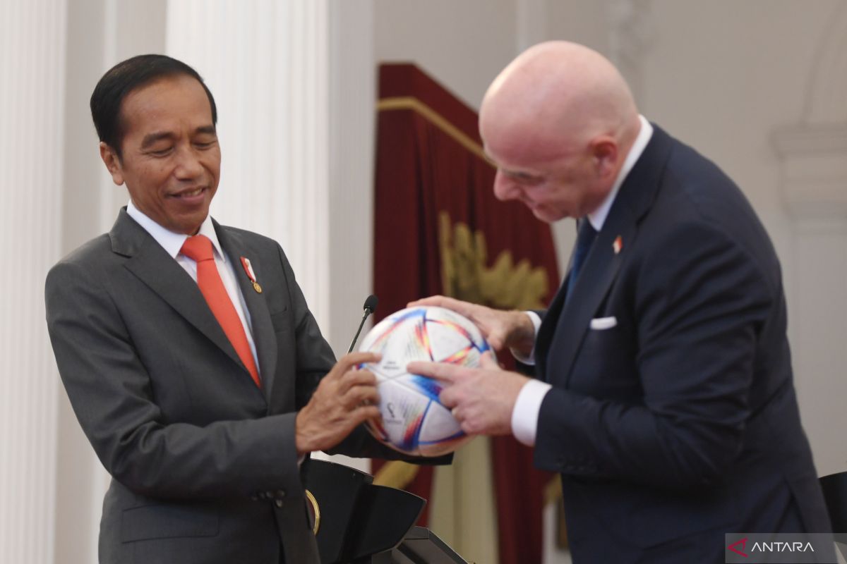 Jokowi ungkap alasan PSSI absen sambut Presiden FIFA di Istana Merdeka