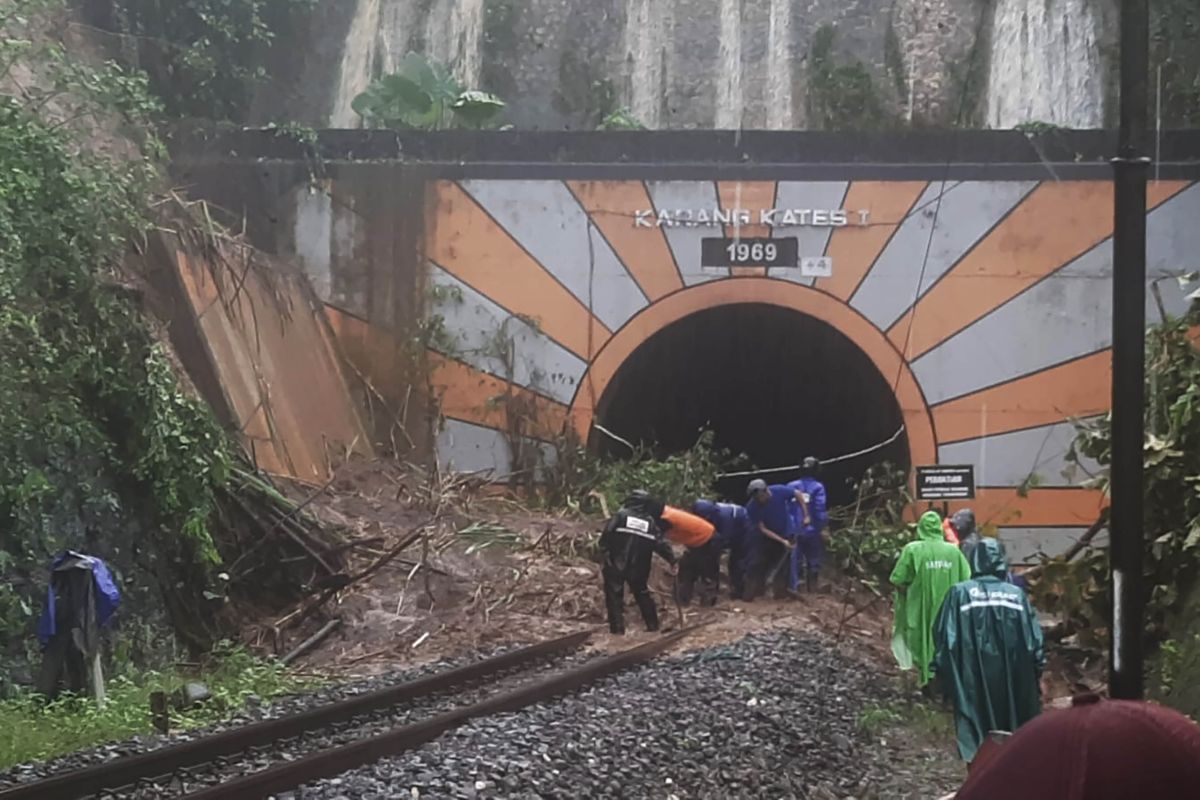 Perjalanan kereta api terganggu akibat longsor Malang