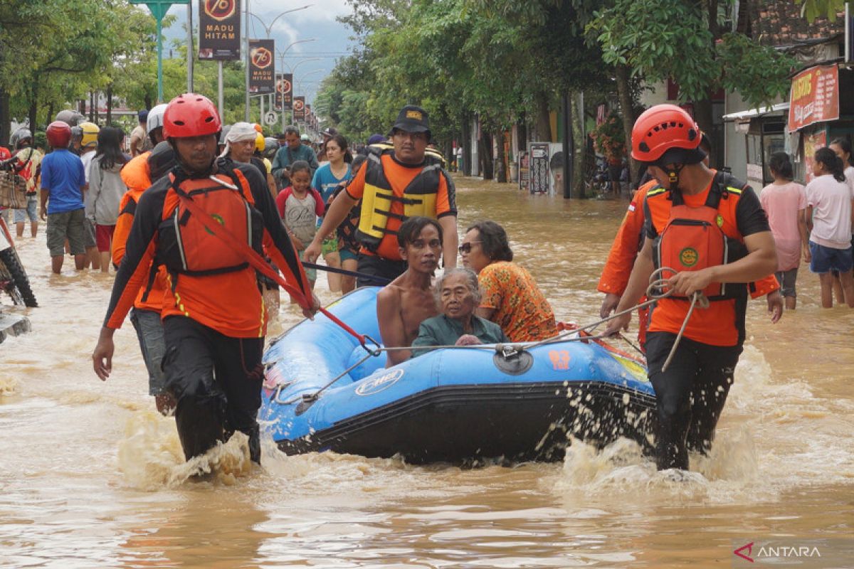 E Java sends assistance to support flood handling in Trenggalek