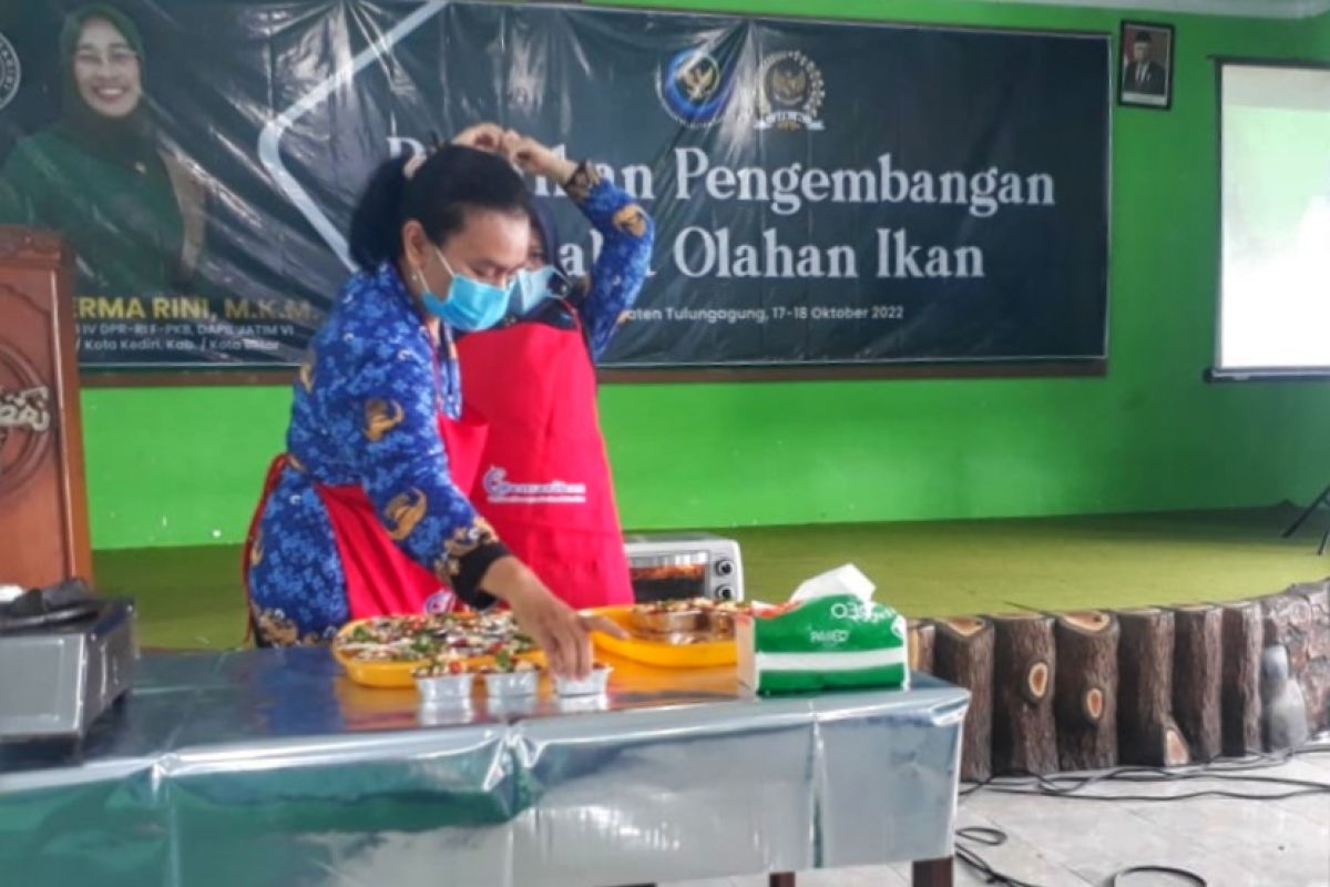 Ratusan ibu-ibu Tulungagung ikuti pelatihan usaha olahan ikan tingkatkan nilai jual