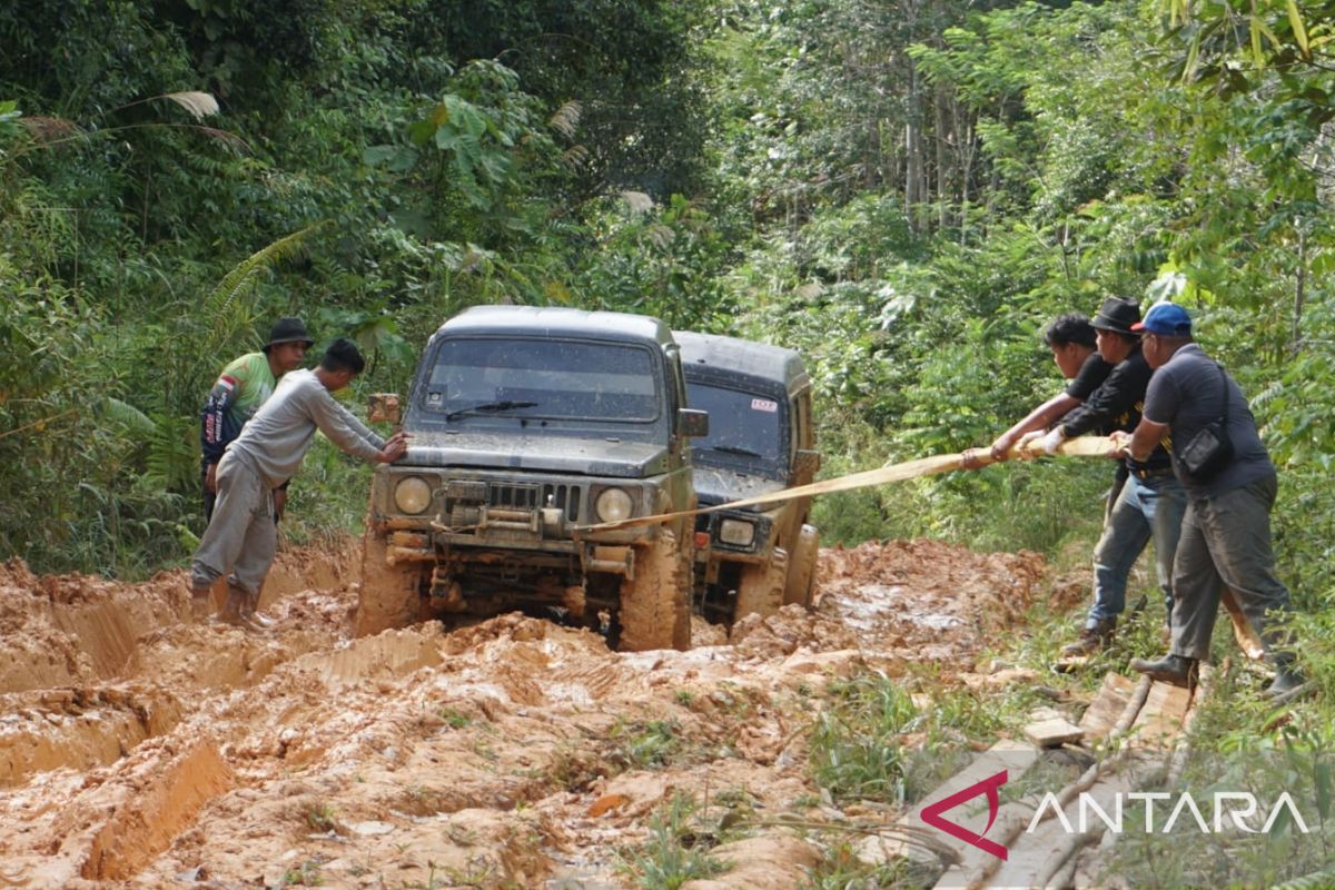 Anggota DPRD Kalsel datangi masyarakat di perbatasan Kalteng