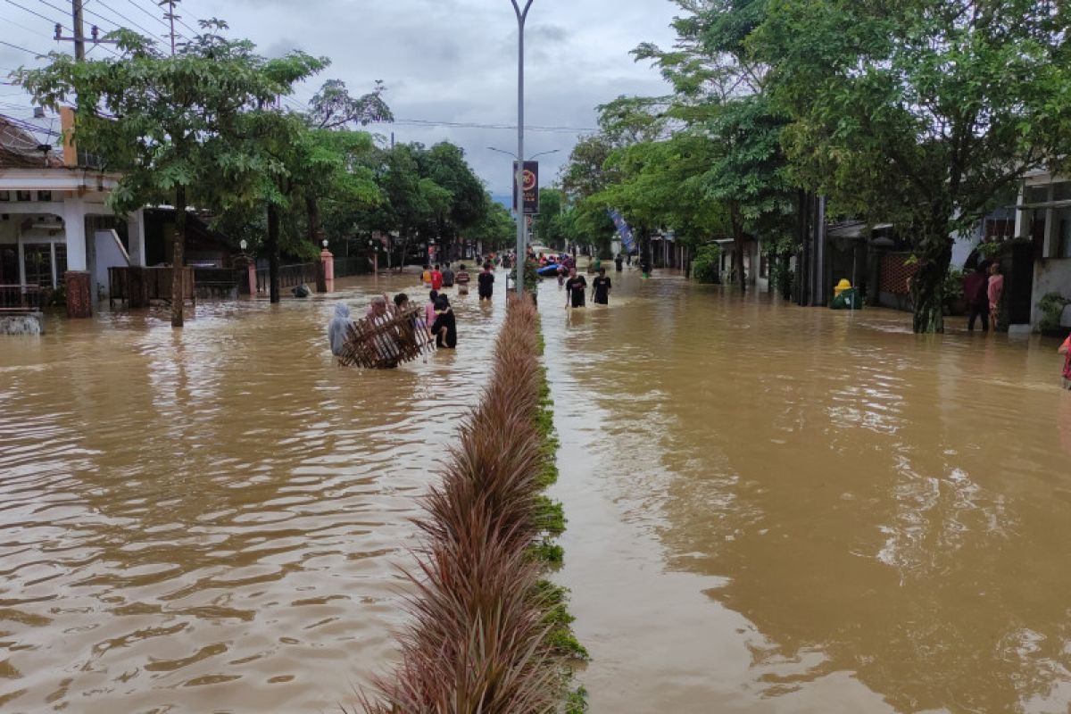 Banjir bandang di Trenggalek rendam pusat kota
