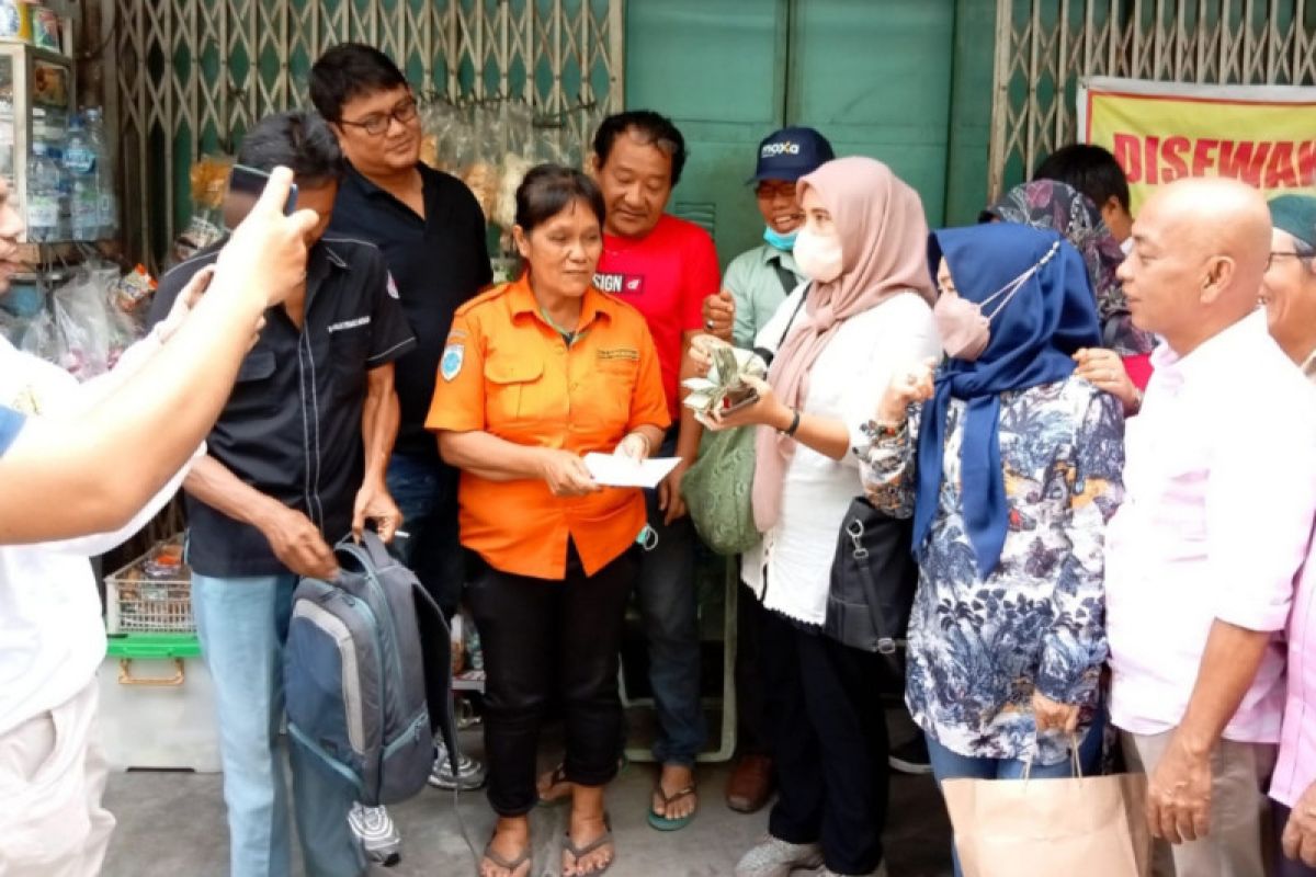 Kak Butet terharu, wartawan di Medan serahkan recehan kertas Rp2.000