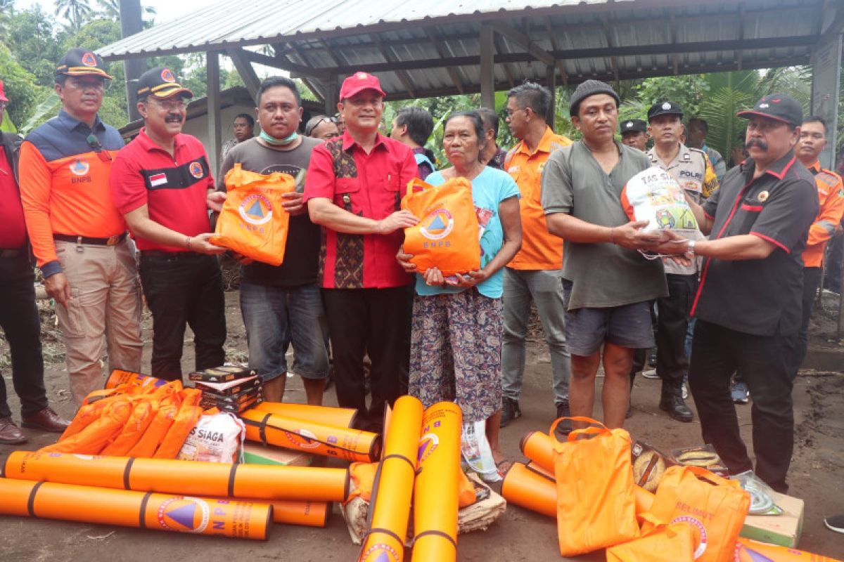 Bantuan bagi korban banjir bandang di Karangasem mulai disalurkan