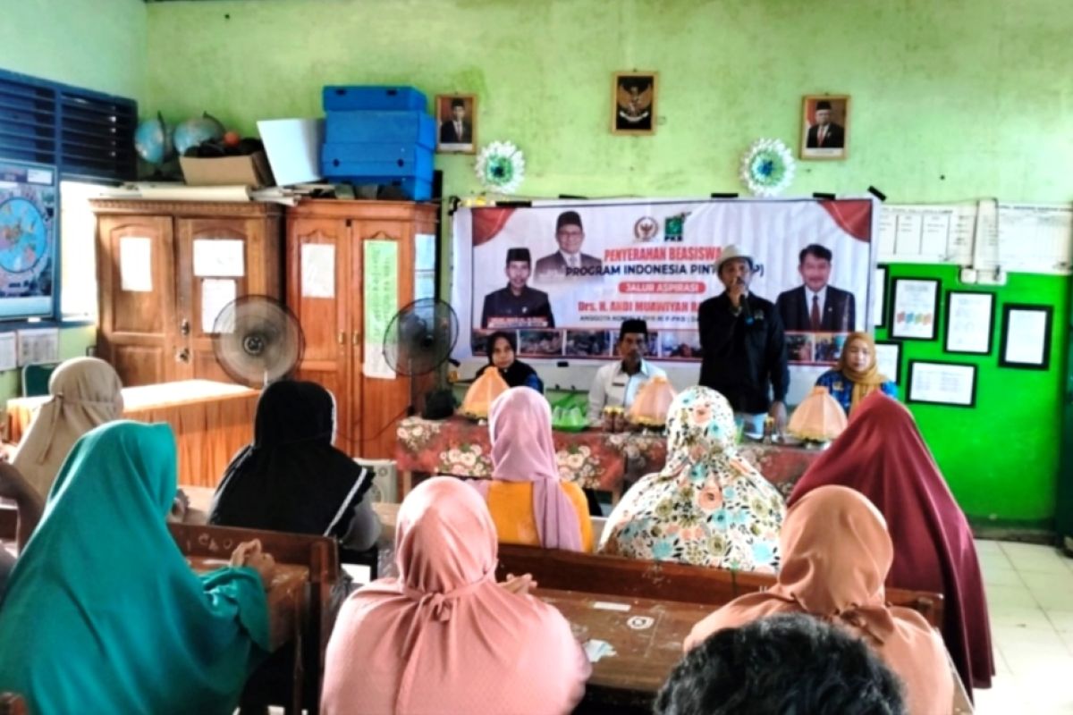 Puluhan siswa SD di Maros terima beasiswa PIP dan KIP